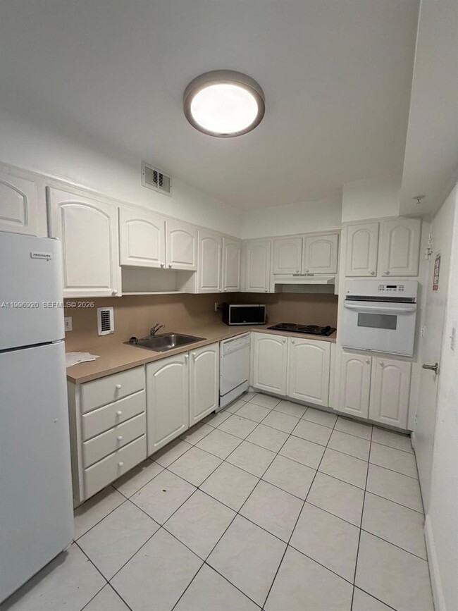 Building Photo - 4001 S Ocean Dr