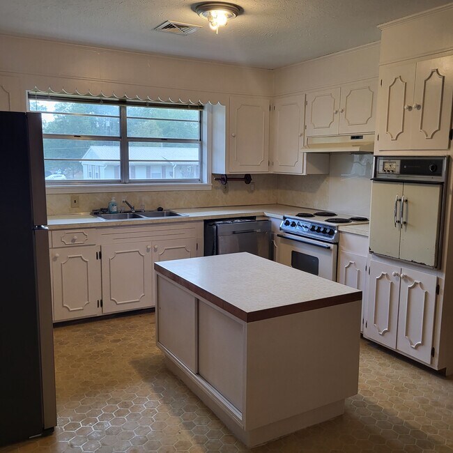 Building Photo - 1007 Linden Dr