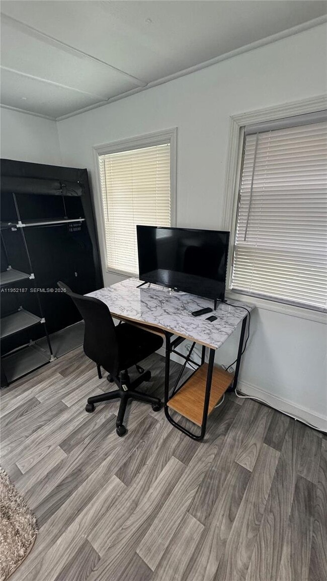 Foto del edificio - 601 NE 4th Ct.