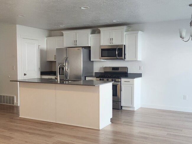 Building Photo - 14928 Messi St