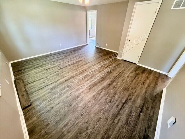 Foto del edificio - Cute 3 Bed 1 Bath in Raytown-Available NOW!!