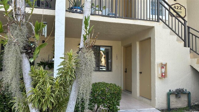 Building Photo - 422 Lakeview Dr