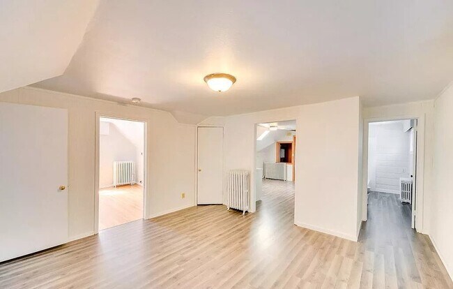 Building Photo - 919 6th St E