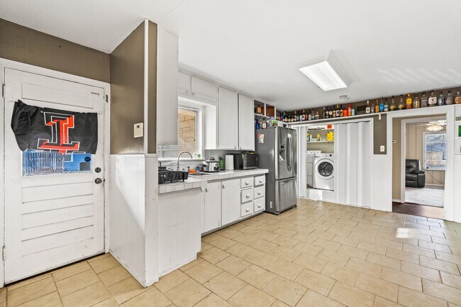 Foto del edificio - Four Bedroom Home in Tech Terrace, Pre-Lea...