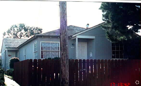 Foto del edificio - 541-543 Rollins Rd