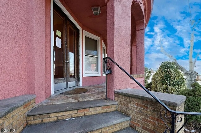Building Photo - 720 Boulevard E
