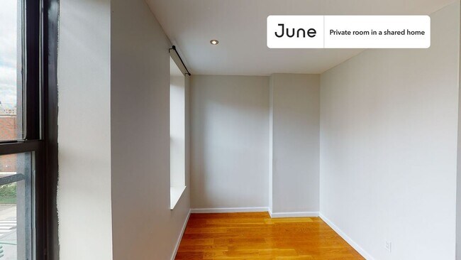 Foto del edificio - Private bedroom in 3 bed/1 bath Home