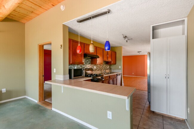 Foto del edificio - Three Bedroom, 2 Bathroom in newer Subdivi...