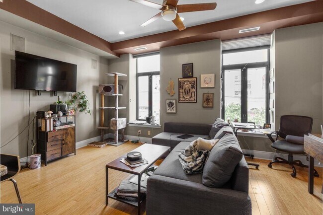 Foto del edificio - 530 W Girard Ave