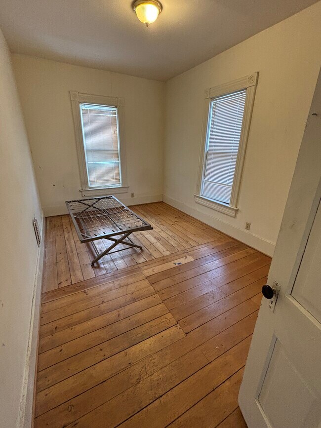 Foto del edificio - 304 E Burlington Ave