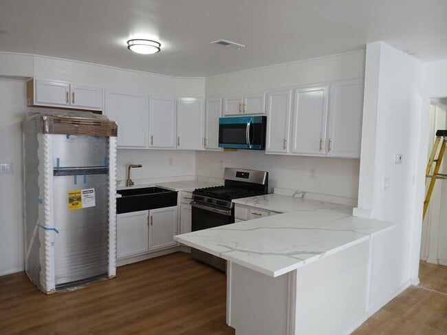 Building Photo - 2128 Vermont St