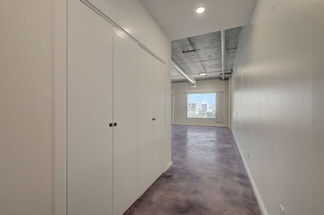Building Photo - Modern Loft with City View
