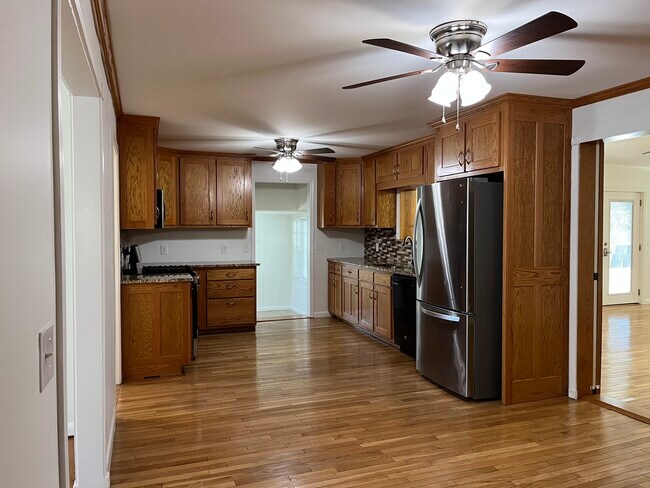 Cocina grande con comedor - 2101 Jade Dr