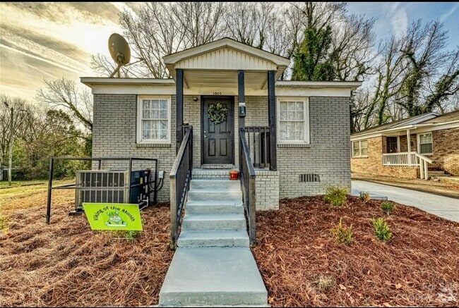 Building Photo - 1025 McArthur Ave