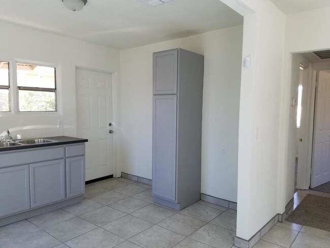 Building Photo - 2 Bed House at 27th Avenue and Thomas