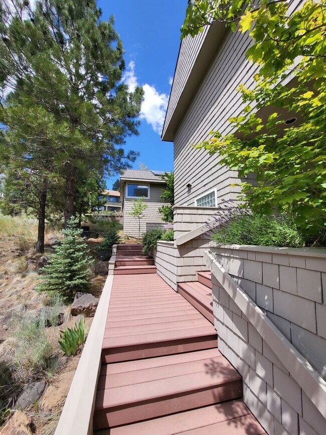 Building Photo - FULLY FURNISHED - 3 Bed 3 Full bath-office...