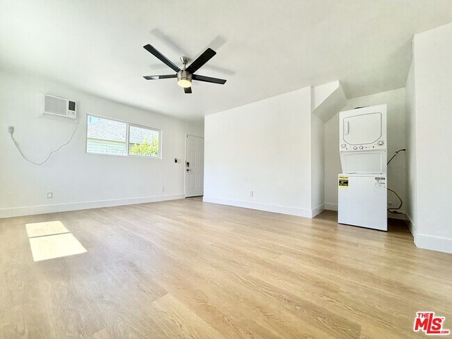 Building Photo - 327 S Ave 59
