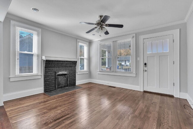 Building Photo - Stylish 2-Bed, 2-Bath Residence with Moder...