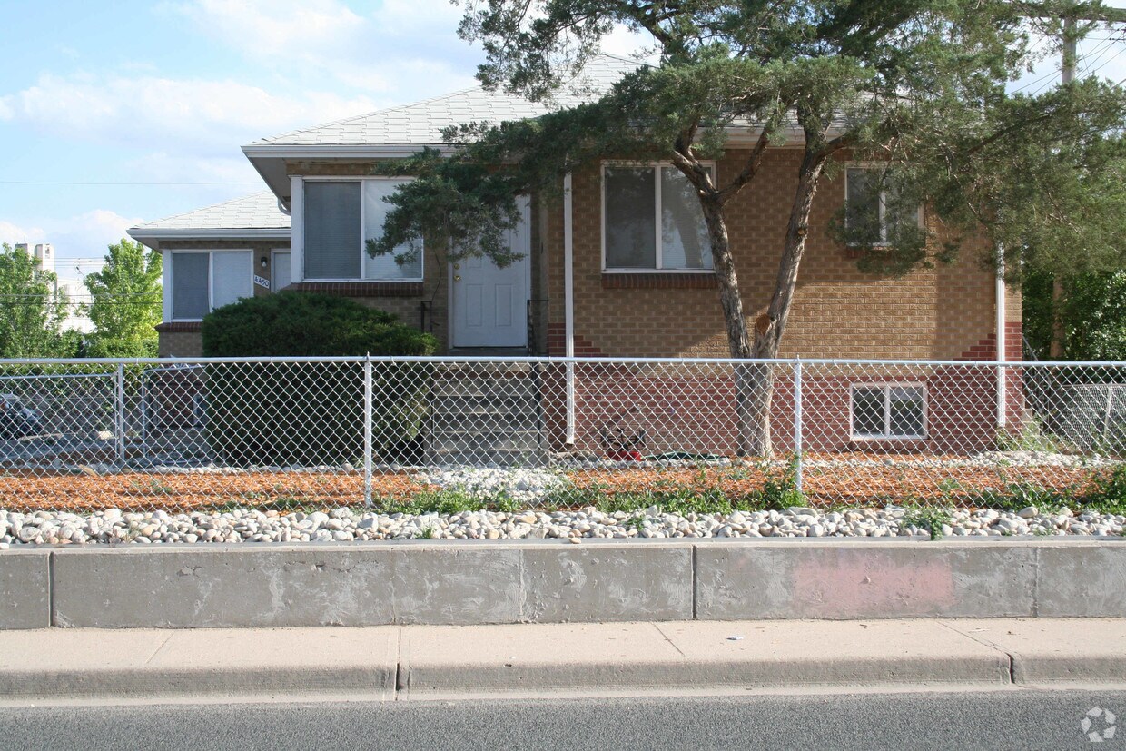 Primary Photo - 4440 E 68th Ave