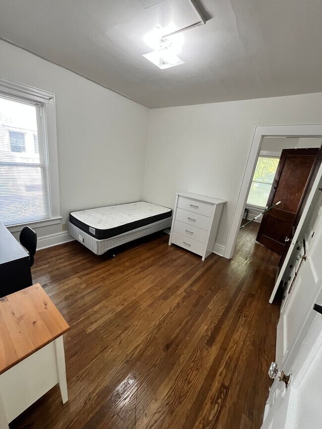 Foto del edificio - 1117-1119 Lancaster Ave