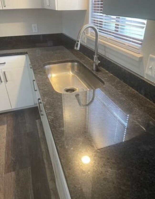 Foto del edificio - Newly Updated 2-Bedroom Apartment Availabl...