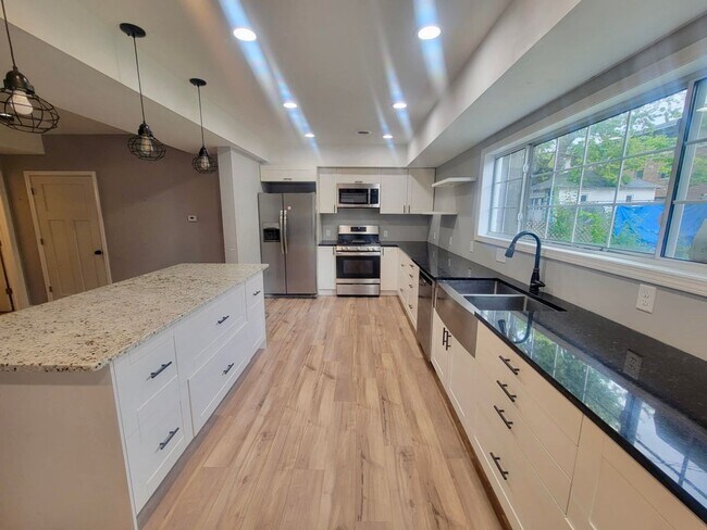 Foto del edificio - Updated 3 Bed + Loft in Hopkins!