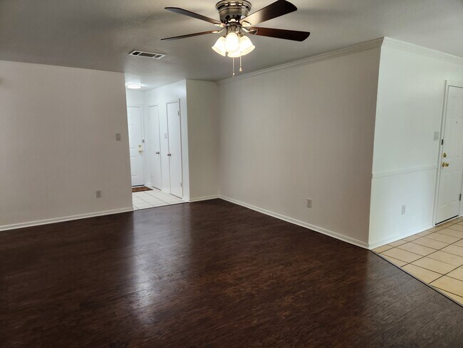 Foto del edificio - 417 Wallace Dr