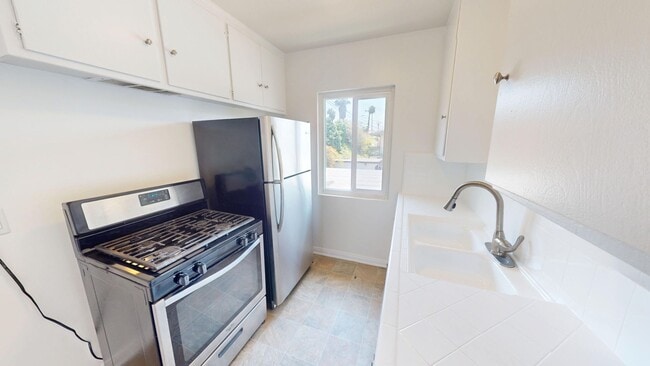 Interior Photo - 626 Kew