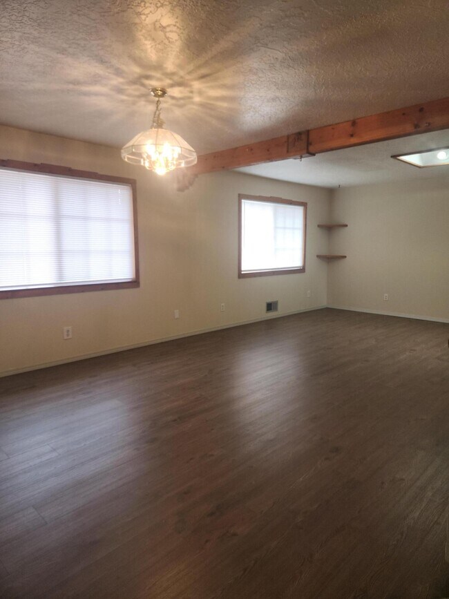 Foto del edificio - 8505 Hannett Ave NE
