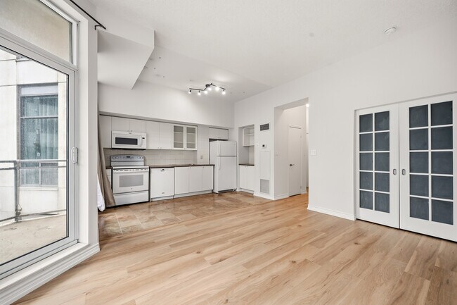 Building Photo - 410 Queens Quay W