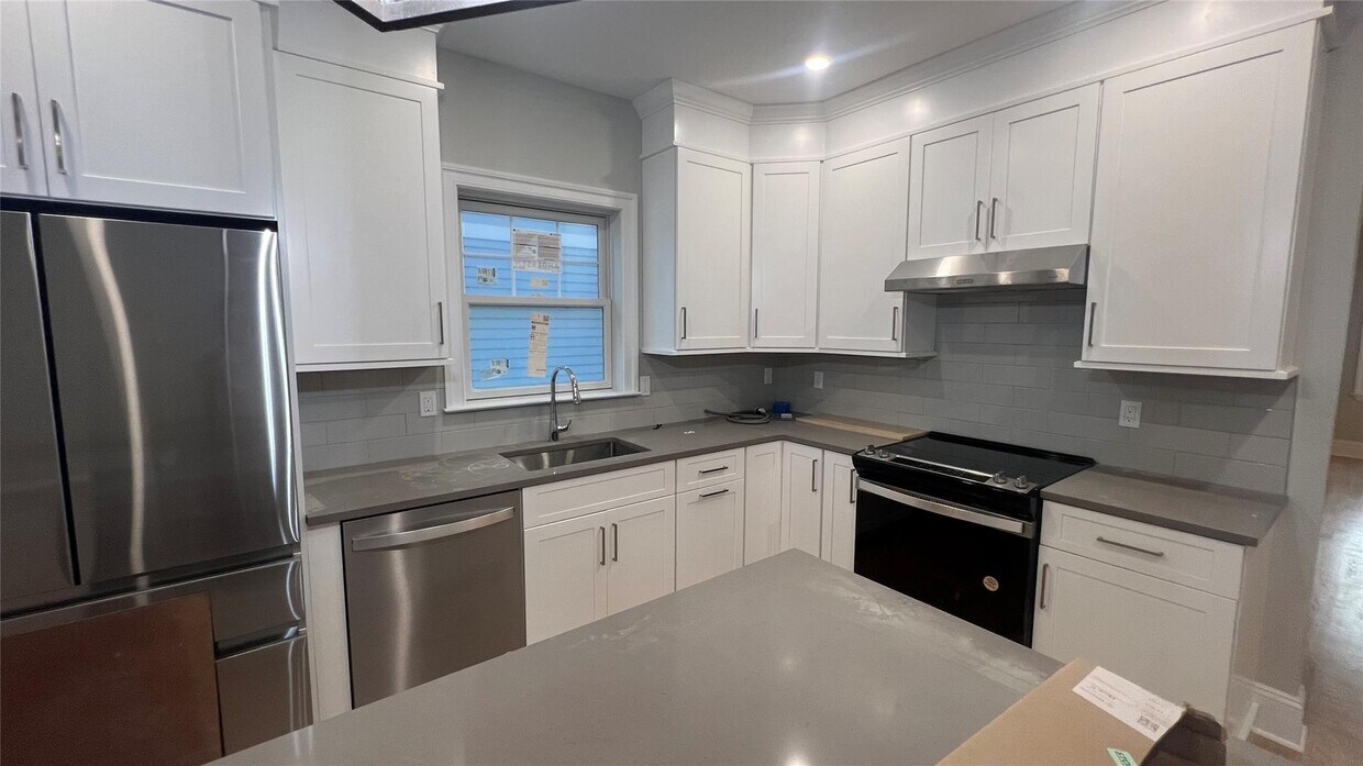 Primary Photo - 234-236 Gainsborg Ave E