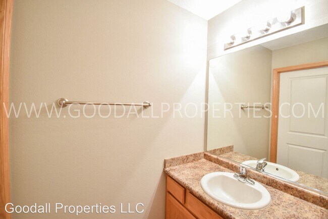 Building Photo - 2 br, 2.5 bath House - 15323 Townsend Ave