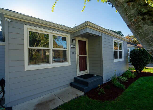 Building Photo - 1060 Parkway Dr NW