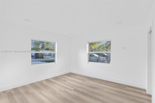 Foto del edificio - 216 NE 160th St