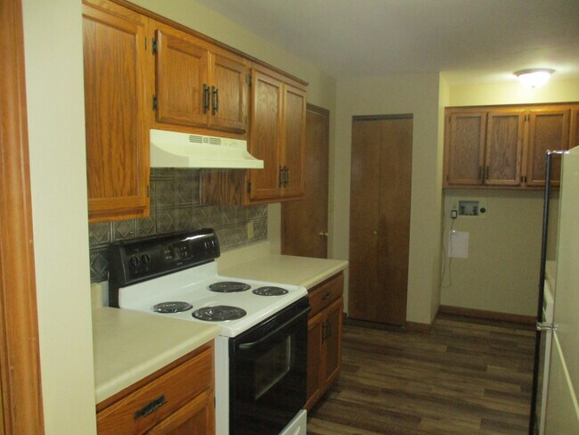 Building Photo - NEW LISTING! 2 Bedroom Duplex in Albion!!!