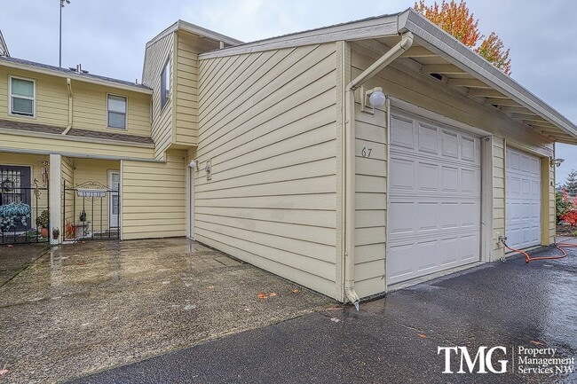 Building Photo - 3 Bed 3 Bath Condo w/ Basketball Court and...