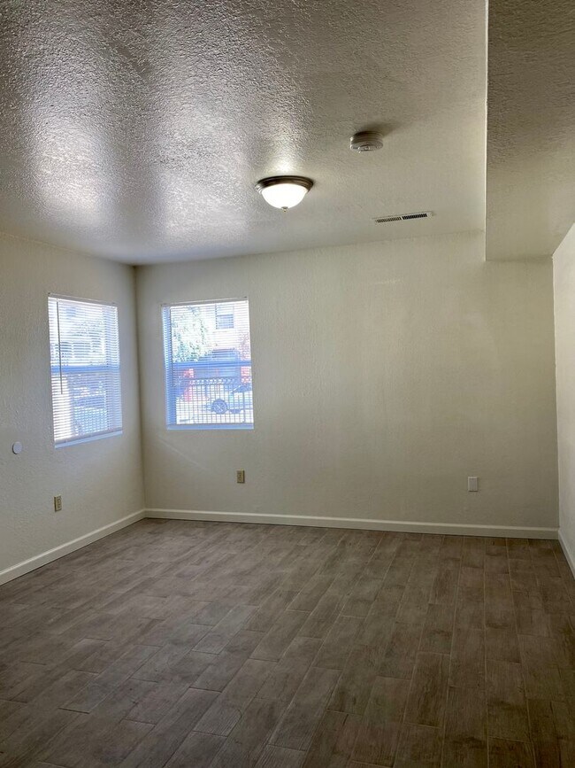 Foto del edificio - 3 bedroom unit with private laundry. 2 OFF...