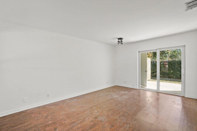 Foto del edificio - 12056 Ellison Wilson Rd