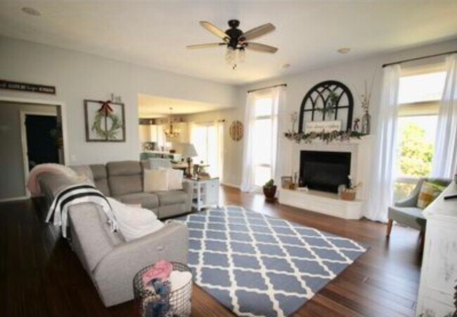 Foto del edificio - Spacious Four Bedroom with 5th Non Conforming Room!