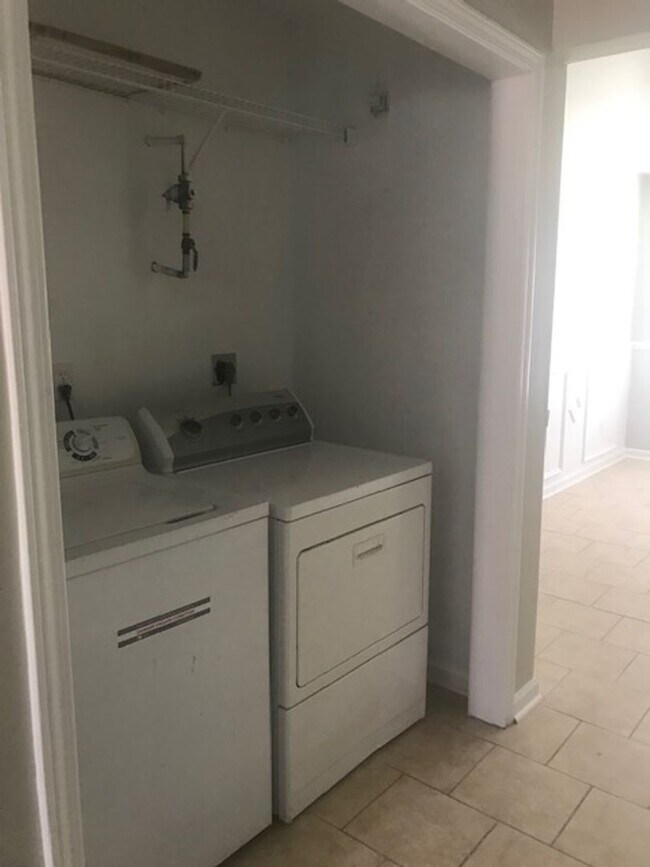Foto del edificio - 3 Bedroom End Unit Townhome!