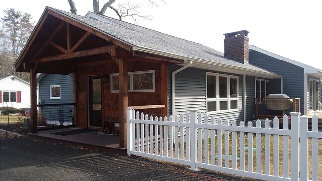 Building Photo - 10 Pine Tree Ln