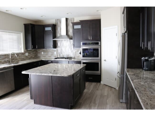 Foto del edificio - Saddle Rock Ridge 2 story with basement