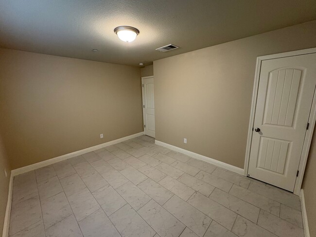 Building Photo - Spacious NW Visalia Home With Pool Rent Ready!