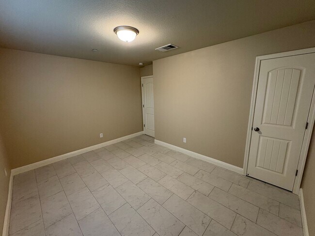 Foto del edificio - Spacious NW Visalia Home With Pool Rent Ready!