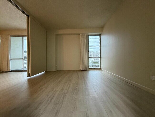 Foto del edificio - To register for the showing time below, note the 4 digit code: 4251 and click "APPLY NOW."(mobile...