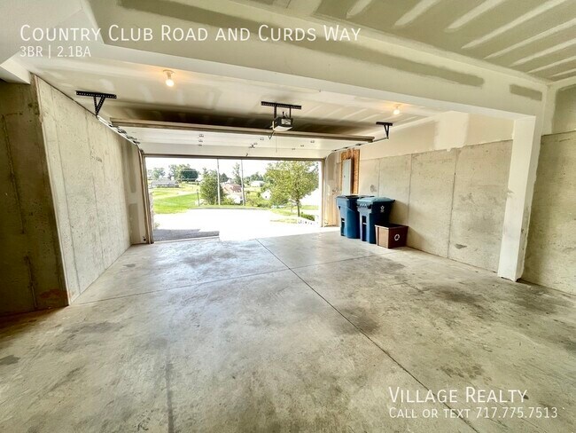 Building Photo - END UNIT! Spacious 3 bed, 2.5 bath Townhom...