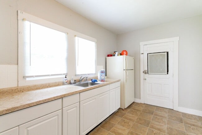 Building Photo - PRELEASING for AUGUST! Close to Campus: On...