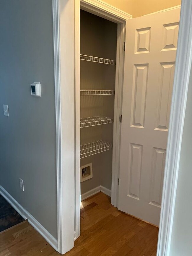 Building Photo - Three Bedroom Townhouse in Regent Park!