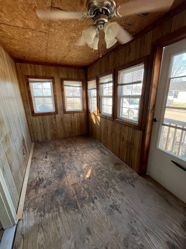 Building Photo - 3 Bedroom, 1 bathroom House!