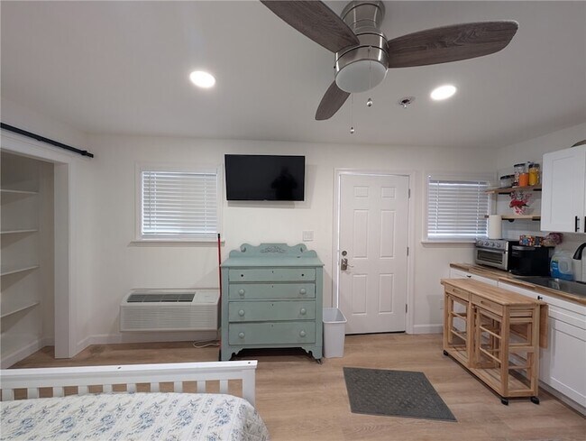 Foto del edificio - 53 Winnapaug Rd